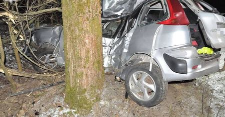 Stracił panowanie i bokiem uderzył w drzewo. Kierowca zginął na miejscu