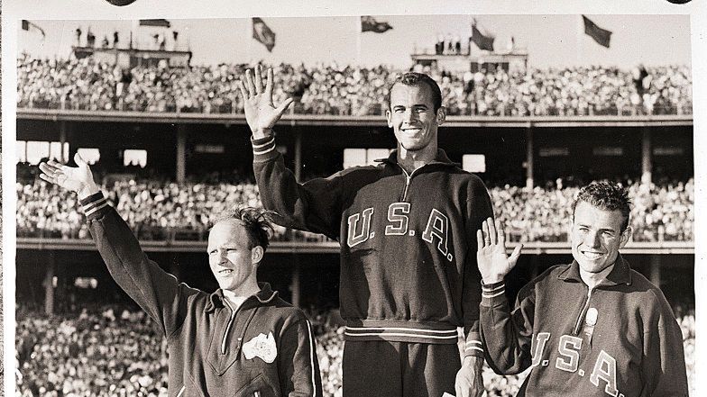 Robert Morrow (w środku) na podium podczas igrzysk olimpijskich w Melbourne