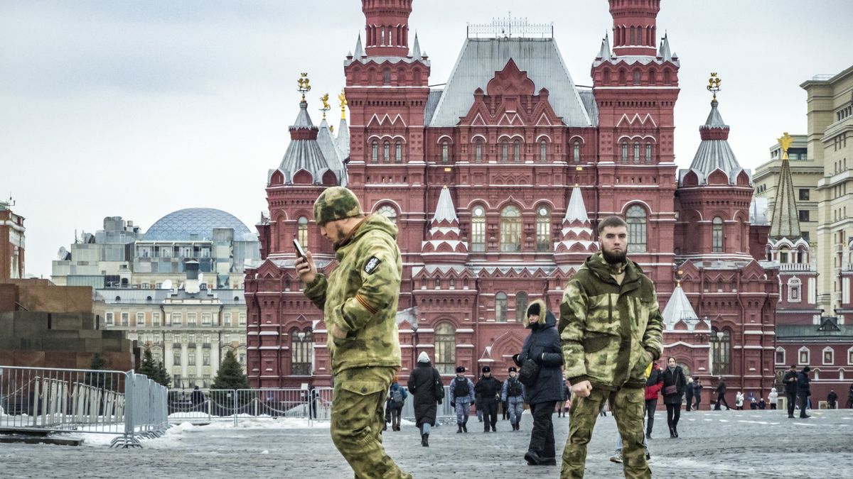 Members of the far right russian paramilitary unit ''Rusich'' take a walk in the Kremlin square during a break in their participation in the russian invasion of Ukraine. (Photo by STR/NurPhoto via Getty Images)