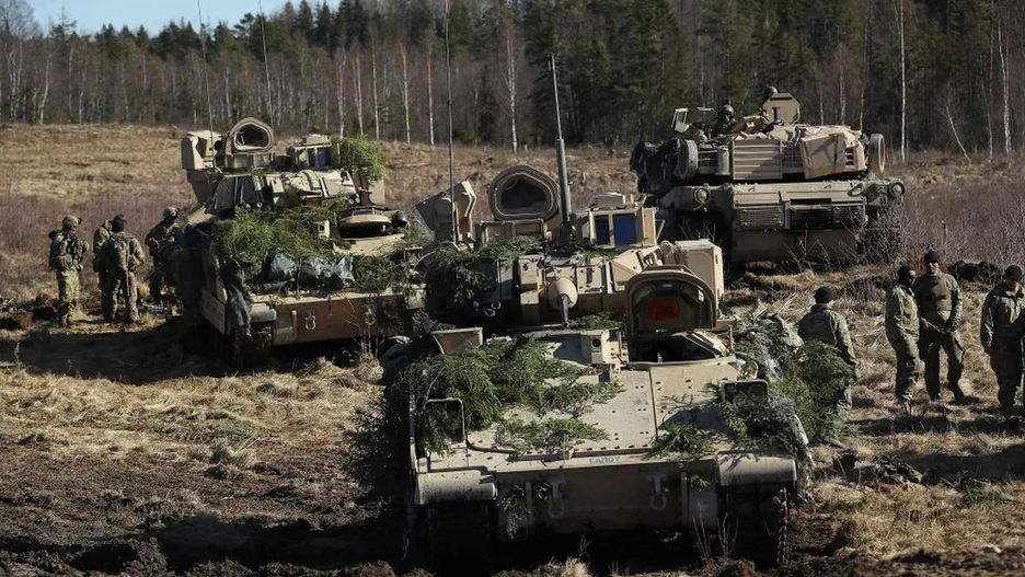 Wozy Bradley i czołg M1 Abrams, zdjęcie ilustracyjne
