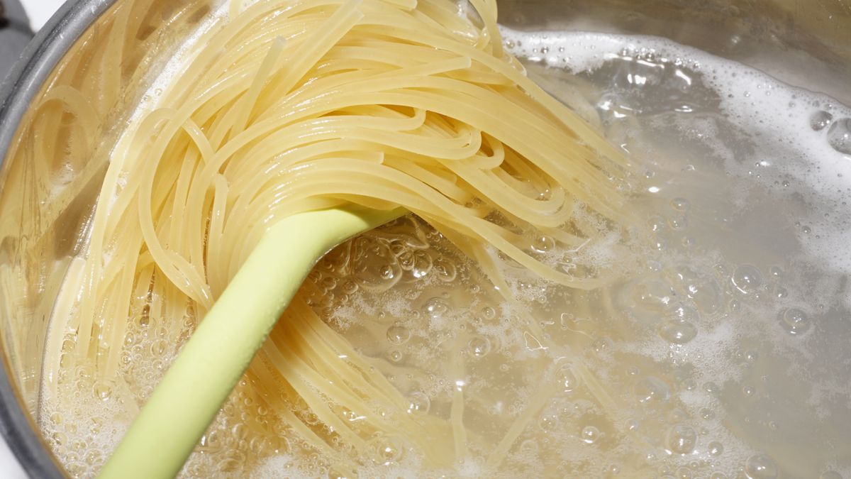 Nie wylewaj wody po makaronie.