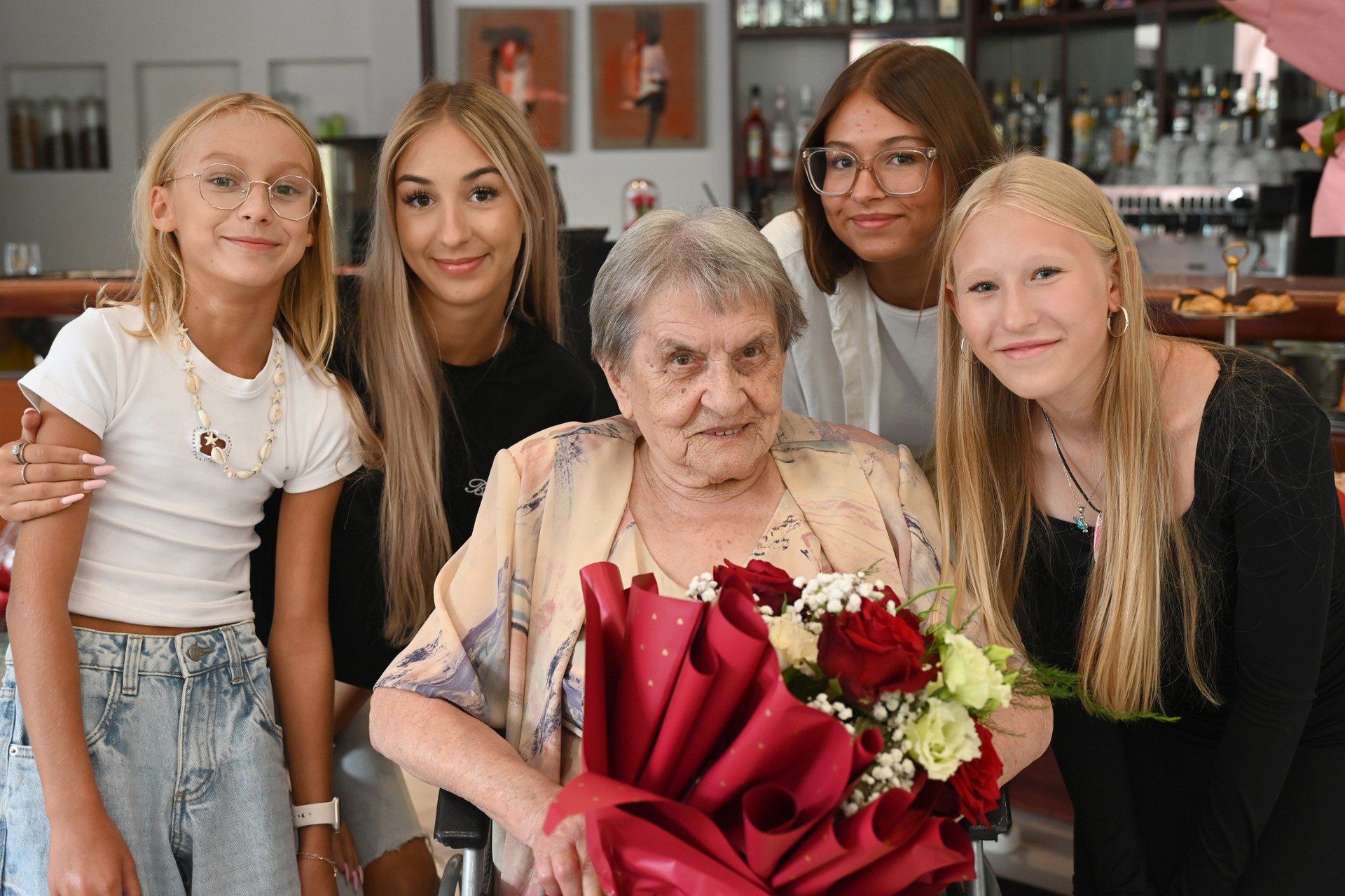 Pani Basia Handerek świętowała setne urodziny w gronie rodziny. Na zdjęciu z prawnuczkami.