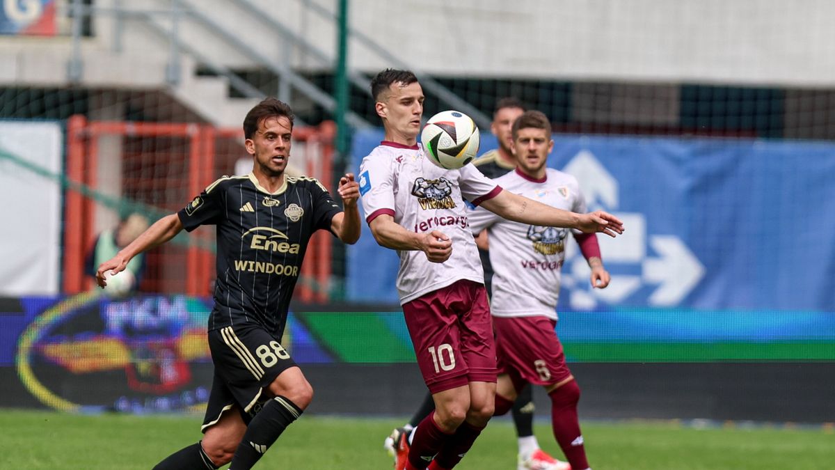 PAP / Michał Meissner / Zawodnik Piasta Gliwice Patryk Dziczek (P) i Francisco Ramos (L) z Radomiaka Radom podczas meczu piłkarskiej Ekstraklasy