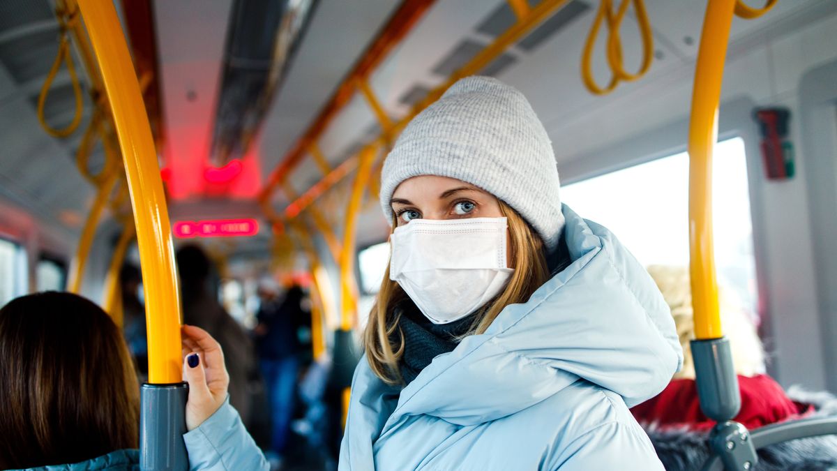 Zamiast zaostrzania limitów osób w transporcie publicznym, rząd zapowiada kontrole przestrzegania nakazu zasłaniania ust i nosa. 