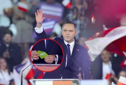 Nagle Nawrocki sięgnął po kopertę. "Szczególny upominek"