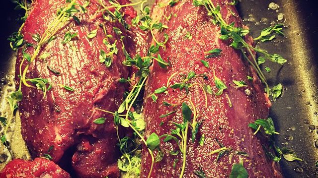 Surowa polędwiczka wołowa bez kości (samo mięso)