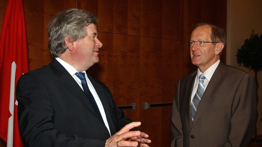 Były premier Islandii David Oddsson z lewej