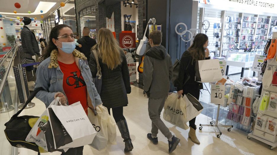 Izrael otwiera si? po zaszczepieniuPeople visit a shopping mall in the Israeli coastal city of Netanya on February 21, 2021. - Israel took a step towards normalcy, re-opening a raft of businesses and services from pandemic lockdowns, but with some only available to fully vaccinated "green pass" holders. Shopping malls and stores with street access re-opened, with certain limitations on crowd size. But gyms, swimming pools, hotels and some cultural facilities are re-opening only to those who have been fully vaccinated and obtained the so-called green pass. (Photo by JACK GUEZ / AFP)JACK GUEZ