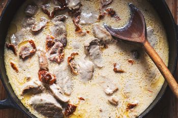 Polędwiczki z włoskimi dodatkami. Świetne do ryżu i makaronu