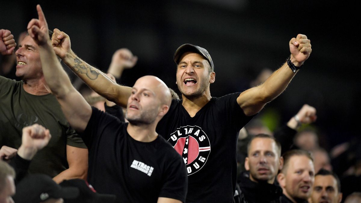 PAP/EPA / VINCE MIGNOTT / Na zdjęciu: kibice Ajaksu