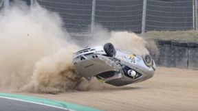 Kibice z przerażeniem obserwowali koziołkujący samochód. Horror na torze wyścigowym