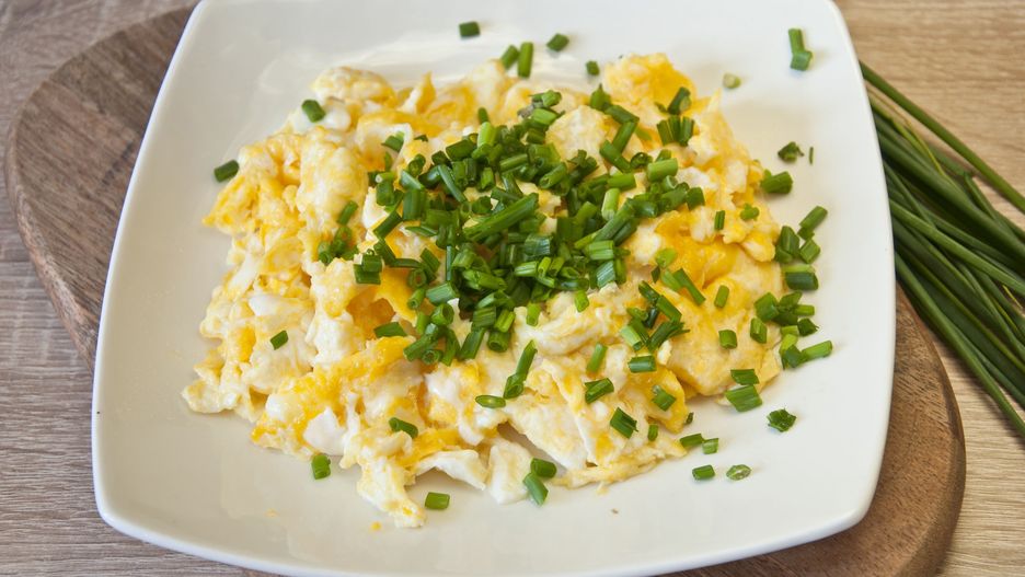 Jajecznica ze szczypiorkiem na talerzu
