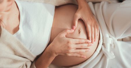 Przyłożył smartfona do brzucha ciężarnej. Nagrał bicie serca dziecka