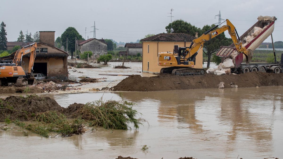 Zdjęcie okładkowe artykułu: PAP/EPA / BOVE-ZANI / Na zdjęciu: skutki powodzi we Włoszech
