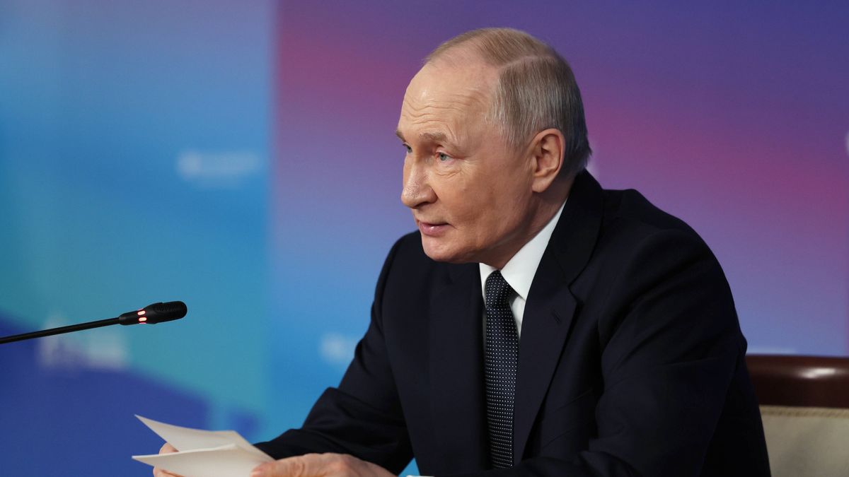 Russian President Putin visits Murmansk region
epa11992216 Russian President Vladimir Putin attends a meeting on the development of the Russia's Arctic zone and the Arctic transport corridor, in Murmansk, Russia, 27 March 2025.  EPA/VYACHESLAV PROKOFYEV / SPUTNIK / KREMLIN POOL MANDATORY CREDIT 
Dostawca: PAP/EPA.
VYACHESLAV PROKOFYEV / SPUTNIK / KREMLIN POOL
diplomacy, government, arctic, logo, mic, backdrop, war, conflict