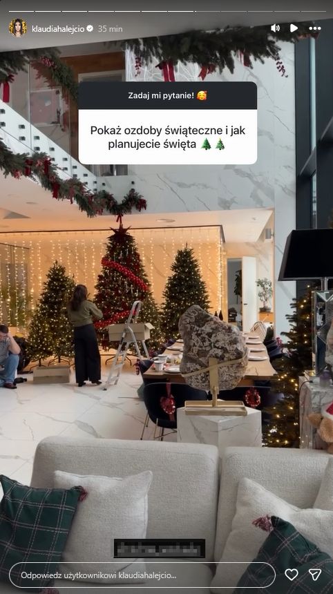 Klaudia Halejcio dekoruje willę na święta