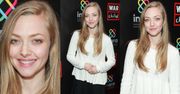 Zmęczona Amanda Seyfried odsłania nogi na charytatywnej ściance