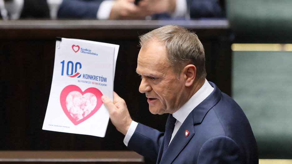 Warszawa, 12.12.2023. Premier Donald Tusk przemawia na sali obrad Sejmu w Warszawie, 12 bm. Szef rządu przedstawia w Sejmie program działania oraz skład gabinetu, wraz z wnioskiem w sprawie wyboru Rady Ministrów. (jm) PAP/Paweł Supernak