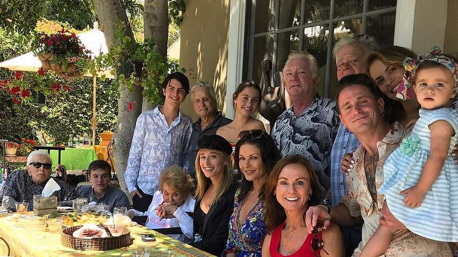 Kirk Douglas ma 102 lata. Cztery pokolenia rodziny Michaela Douglasa