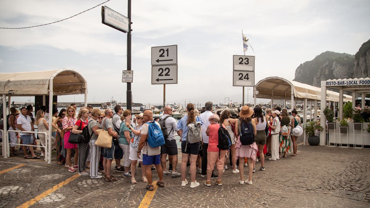 Capri ma dość turystów

