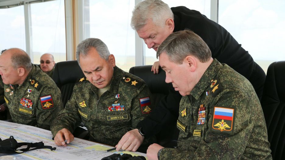 Rosyjskie manewry wojskowe na KrymieFot. Russian Defense Ministry / Laski Diffusion / East News . Rosyjskie manewry wojskowe na Krymie. Wziely w nich udzial oddzialy nalezace do rosyjskiego Poludniowego Obwodu Wojskowego oraz wojska powietrznodesantowe. Krym, 22.04.2021 r.  n/z: Siergiej Szojgu ( Sergey Shoygu ) - Minister Obrony Narodowej RosjiRussian Defense Ministry