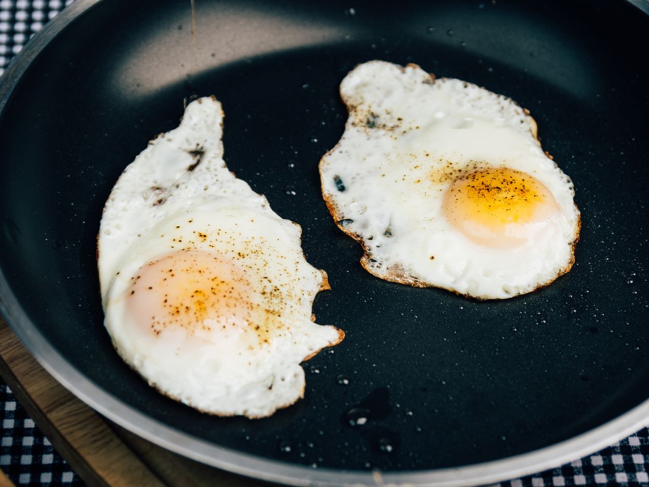Achieving perfect fried eggs: Avoid common pitfalls