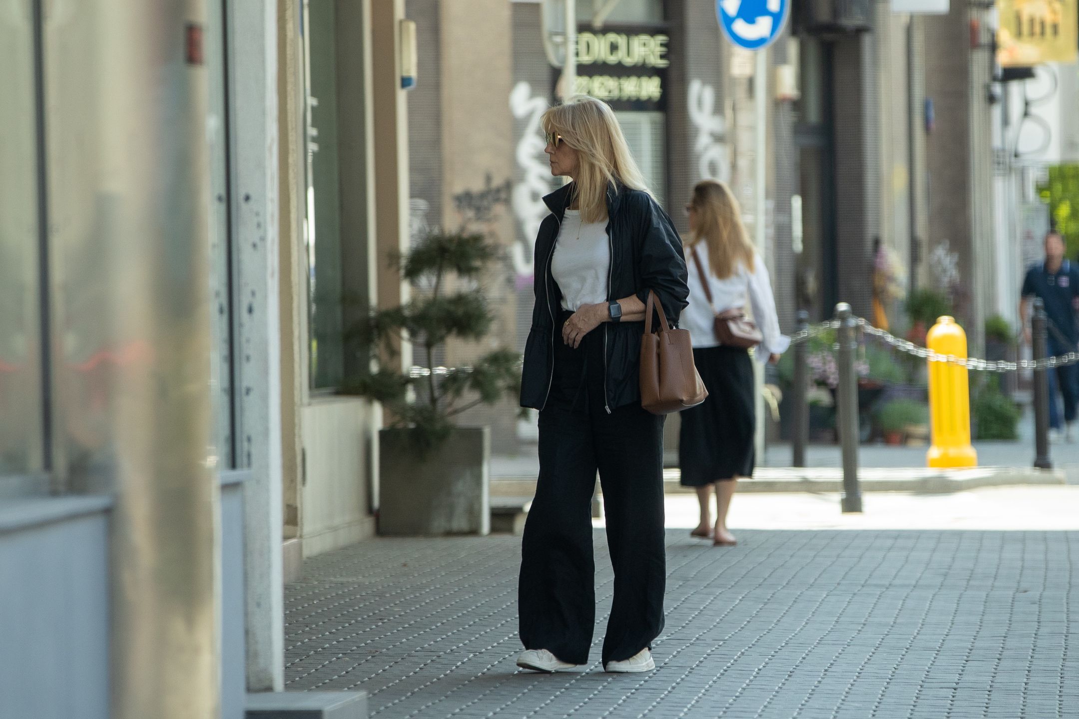 Grażyna Torbicka przygląda się witrynom sklepowym