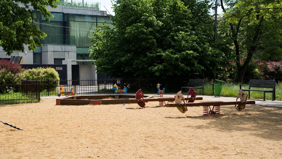 plac zabaw dzieci zabawki zabawa rozrywka park piasek huśtawki