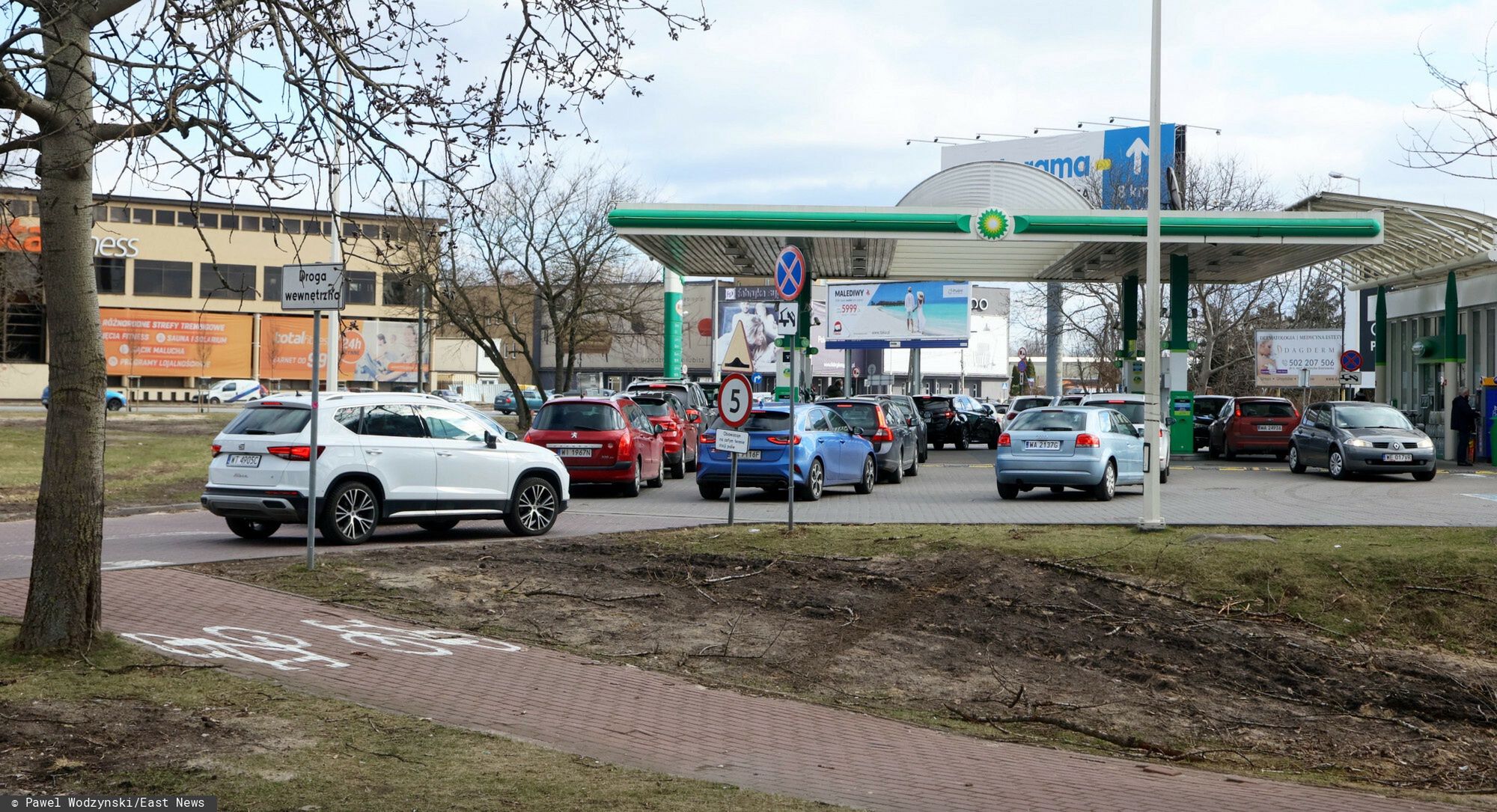 Kolejki na stacjach benzynowychFot. Pawel Wodzynski/East News,  Warszawa, 25.02.2022. Kolejka aut do stacji benzynowej. W reakcji na atak Rosji na Ukraine, sprzedaz paliw na stacjach wzrosla o kilkaset procent.Pawel Wodzynski