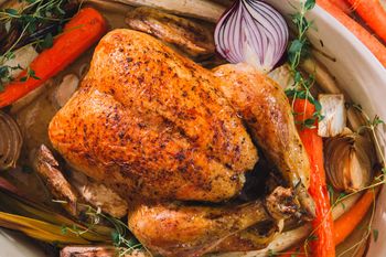 Świętecznego kurczaka piekę tylko w tej temperaturze. Jest soczysty, a skórka chrupie aż miło