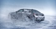 BMW i5 leci bokiem po śniegu. Niemcy chwalą się zimowymi testami