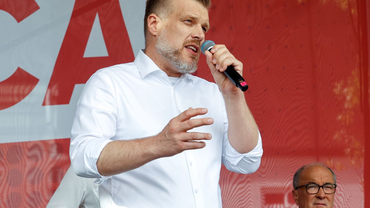 Częstochowa, 26.08.2023. Kampania wyborcza do parlamentu 2023. Lider partii Razem Adrian Zandberg podczas wiecu wyborczego KW Nowa Lewica na Starym Rynku w Częstochowie, 26 bm. (mr) PAP/Waldemar Deska