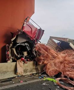 Wypadek na S3 w Zielonej Górze. Kabina ciężarówki zmiażdżona. Na drodze 24 tony miedzi
