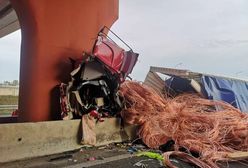 Wypadek na S3 w Zielonej Górze. Kabina ciężarówki zmiażdżona. Na drodze 24 tony miedzi