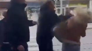 Skandaliczne sceny w Serbii. Uderzył kobietę na ulicy w dniu wyborów