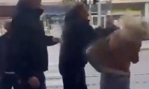 Skandaliczne sceny w Serbii. Uderzył kobietę na ulicy w dniu wyborów