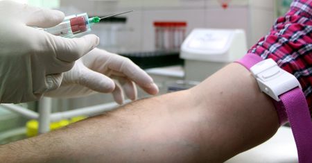 Światowy Dzień Walki z AIDS. Politycy rozdają prezerwatywy