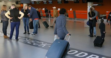 Tysiące pasażerów na lotnisku w Modlinie