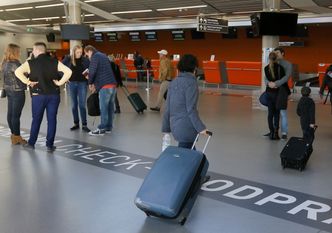 Tysiące pasażerów na lotnisku w Modlinie