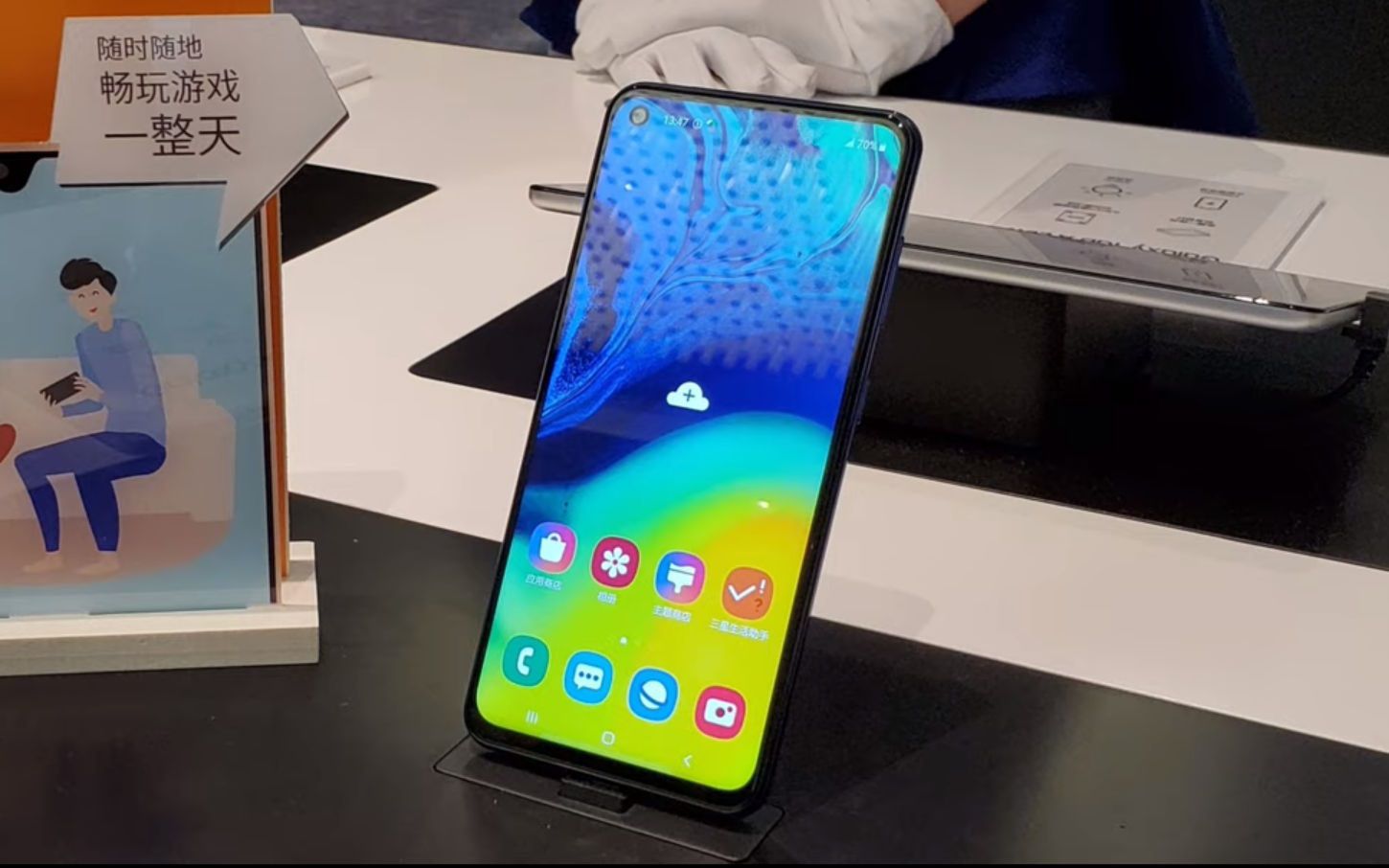 Samsung Galaxy A60 oficjalnie. Ma panel Infinity-O i ekranowy głośnik 1