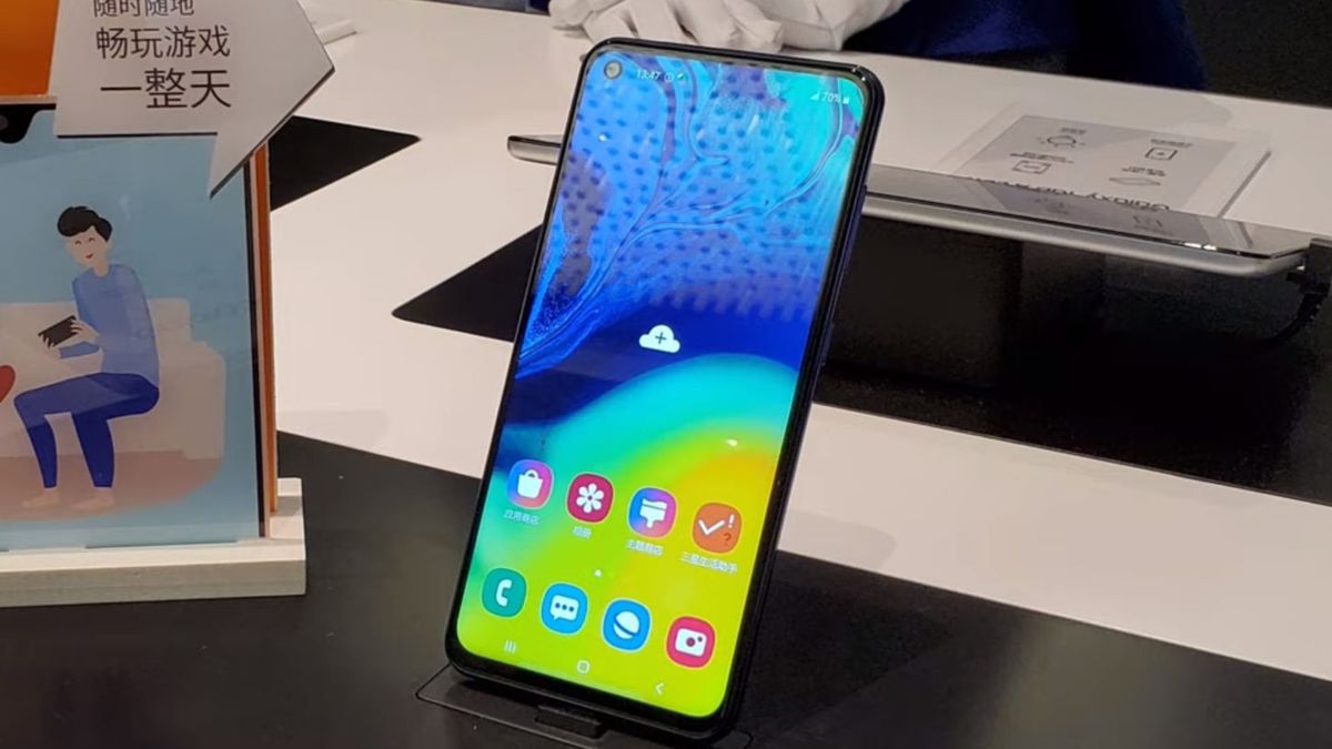 Samsung Galaxy A60 oficjalnie. Ma panel Infinity-O i ekranowy głośnik 1