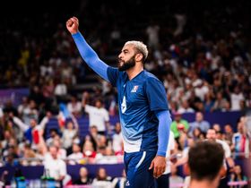 Kontrowersyjny siatkarz wraca do korzeni