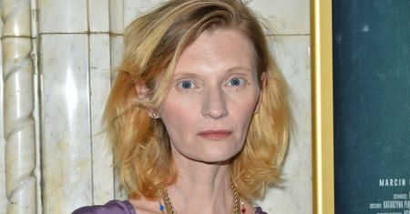 Poważna Agata Buzek pozuje na premierze filmu "Iluzja" (ZDJĘCIA)