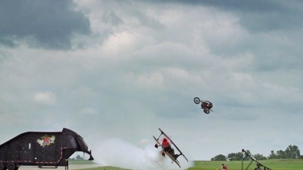 Motocykl skacze nad lecącym samolotem 1