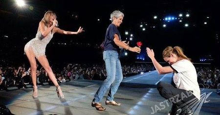 Taylor Swift podczas koncertu zaprosiła na scenę Julię Roberts i Joan Baez [WIDEO]