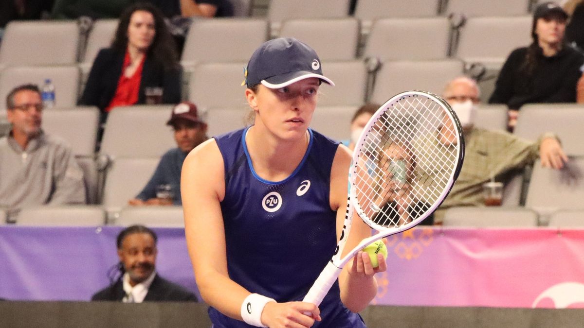 Fort Worth, USA, 02.11.2022. Iga Świątek podczas meczu grupy Tracy Austin turnieju WTA Finals z Rosjanką Darią Kasatkiną, 1 bm. w Fort Worth. Polka wygrała 6:2, 6:3. (gj) PAP/Marcin Cholewiński