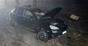 Mechnacz: Porsche uderzyło w skodę i wypadło z drogi. Trzy osoby ranne
