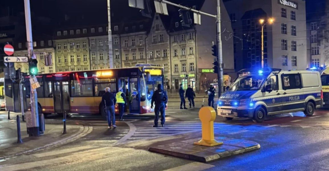 Dramat we Wrocławiu. Nocny autobus MPK potrącił policjanta