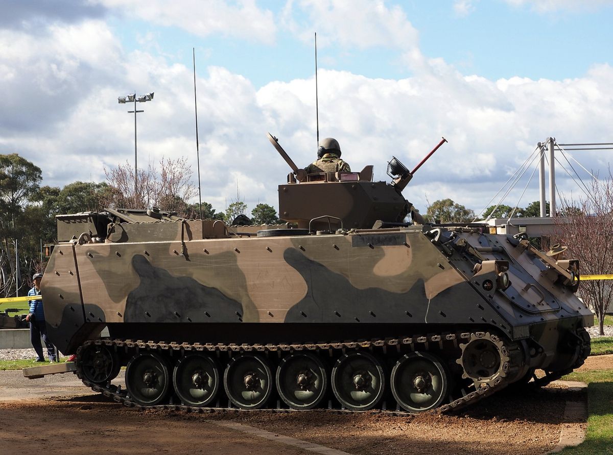Transportery opancerzone M113AS4  z Australii dotarły już na front w Ukrainie. Wspomogą walczącą z Rosjanami piechotę