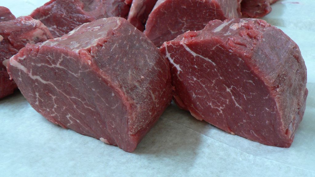 Surowe steki z polędwiczki wołowej bez kości (samo mięso)
